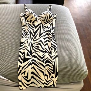 Zip up body con black and white dress